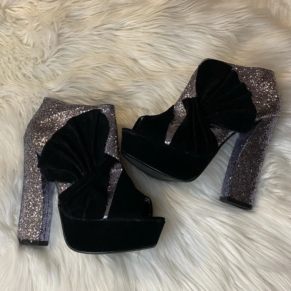 Charlotte Russe size 6 black & silver new year’s heels